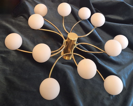 Grote vintage Helestra kroonluchter met 12 melkglazen bollen op een gebogen messing frame