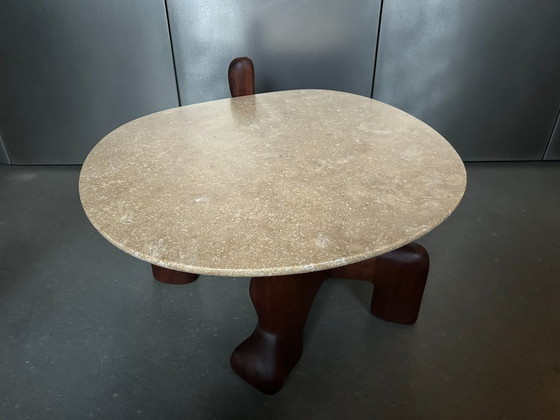Image 1 of Unieke Casey McCafferty Salontafel | Geolied Notenhout & Travertijn | Handgemaakt