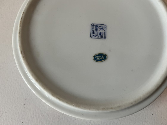 Image 1 of Ronde Japanse porseleinen doos, blauw en wit, met pauwenmotief - Gemaakt in Japan
