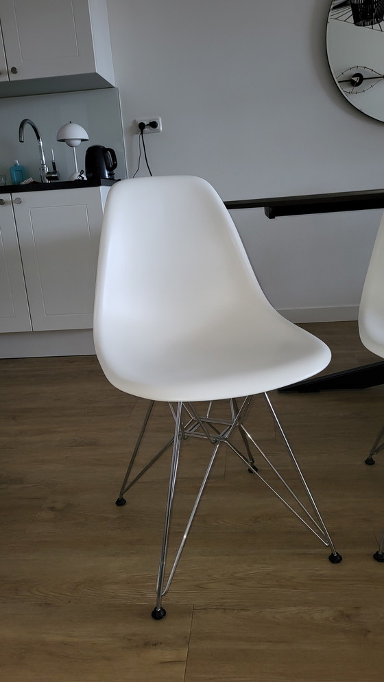 Image 1 of 2x Vitra Eames DSR Stühle