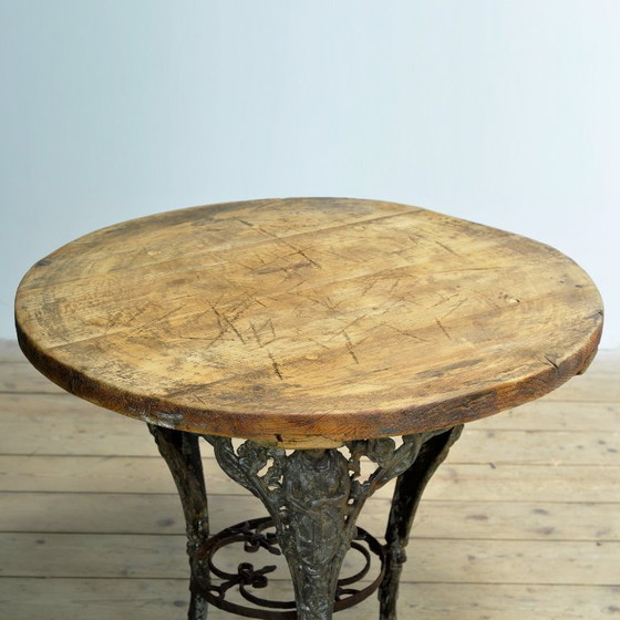 Image 1 of Mesa de jardín de hierro fundido con tablero de pino.