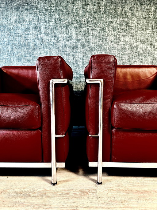 2 sillas vintage LC2 Le Corbusier en cuero rojo, Italia, años 80