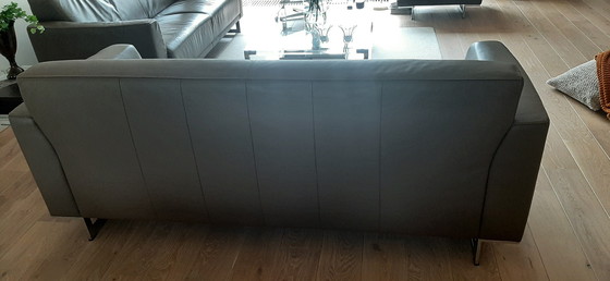 Image 1 of 2 divani Montel in pelle color tortora da 2,5 posti