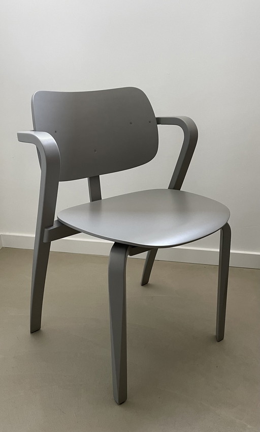 Artek Aslak Chair. showroom model new Price new € 925 colour grey.   Design par Ilmari Tapiovaara 1958