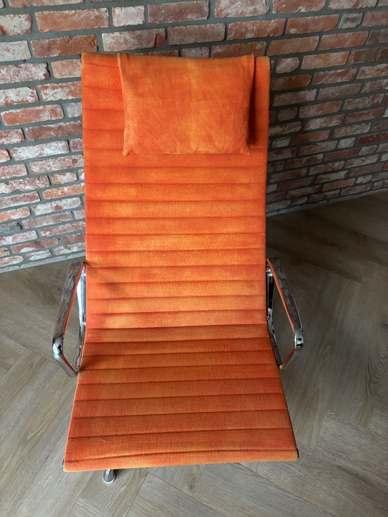 Image 1 of Herman Miller Eames EA 124 Lounge Chair - Arancione, Cromato