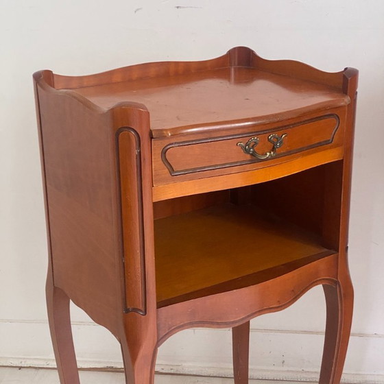 Image 1 of Par de mesitas de noche de madera de cerezo estilo Luis XV