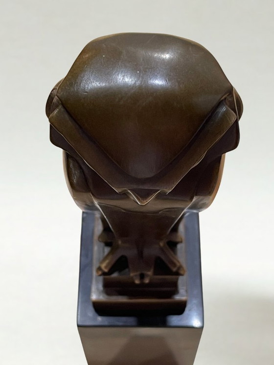 Image 1 of Bronzen sculptuur gesigneerd Coenrad – Gestileerde uil – Marmeren sokkel – Parijs