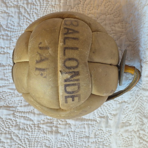 Ancienne Ballonde JAF en Cuir avec Lanière – Sport Vintage – Objets déco, Leather (photo 5 of 9)