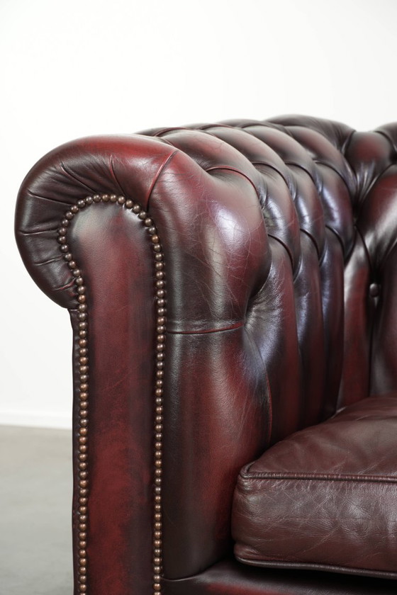 Englischer Chesterfield Club Sessel aus Rindsleder in einer schönen roten Farbe – Leather, Klassiek (photo 10 of 12)