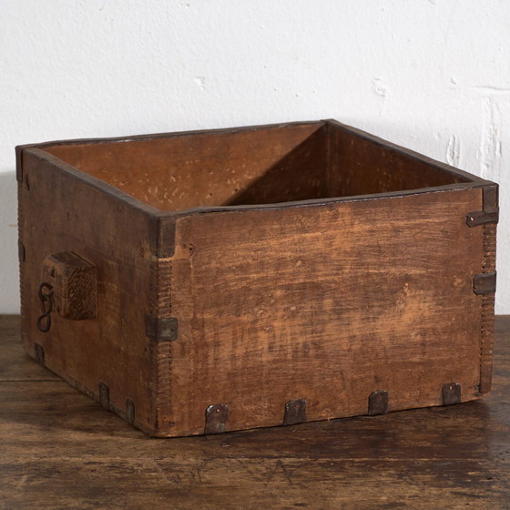 Antique Chinese wooden basket with iron straps – China, circa 1900 – Decorative Objects (photo 4 of 34)