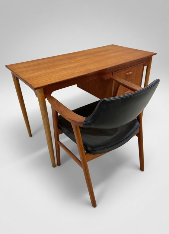Image 1 of Dänischer kleiner Schreibtisch aus Teak und Buche, 1950er Jahre.