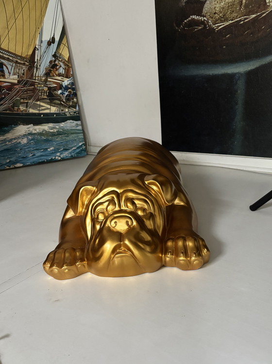 Image 1 of Designerskulptur einer liegenden englischen Bulldogge aus Goldharz, 90 cm