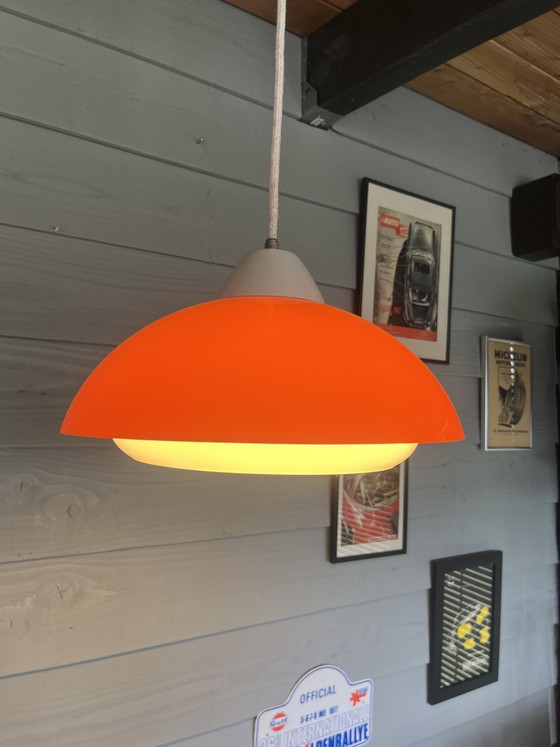 Image 1 of Suspension italienne vintage orange et blanche de style futuriste des années 70,