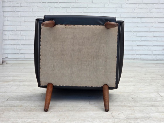 Image 1 of Deense fauteuil uit de jaren 70, zwart kunstleer, poten van teakhout.
