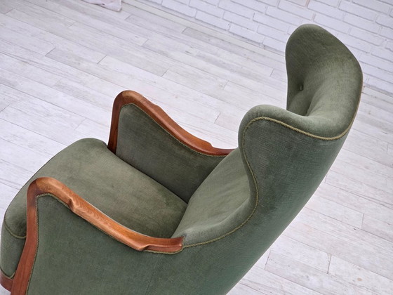 Image 1 of 1960er Jahre, dänischer Hochlehnersessel, grüner Möbelvelours, Teakholz.