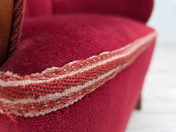 Image 1 of Fauteuil danois des années 1960, revêtement en velours rouge, bois de chêne.