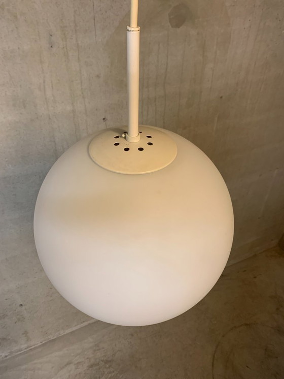 Image 1 of Lampada a sfera bianca grande, Glashutte Limburg. Diametro 35 cm.