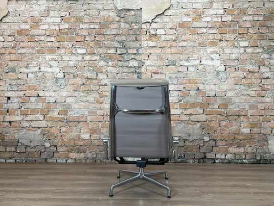 Vitra EA222 Soft Pad – Armchairs, Leather (photo 5 of 15)