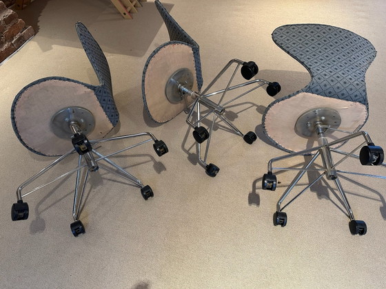 4 x Fritz Hansen Series 7 Chairs, Arne Jacobsen, Original Osborne & Little Fabric, Swivel chairs, Chrome (photo 9 of 15)