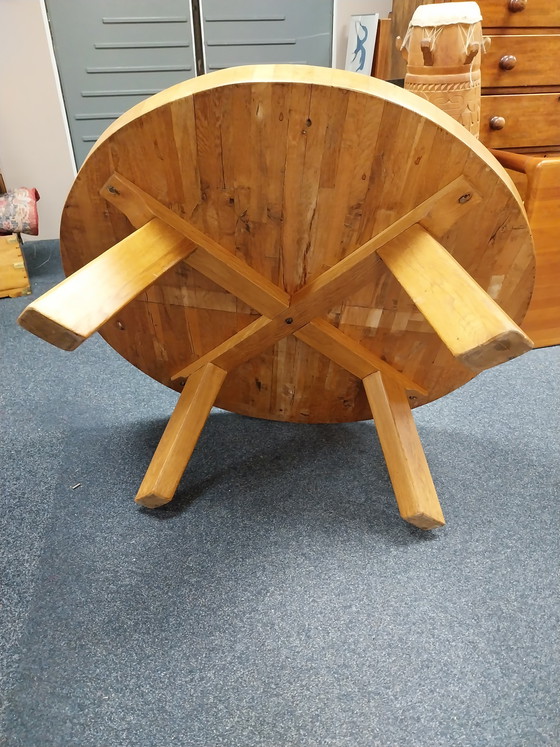 Image 1 of 1 großer Eichen-Couchtisch im Stil von Charlotte Perriand (1970er Jahre), 115 cm Durchmesser