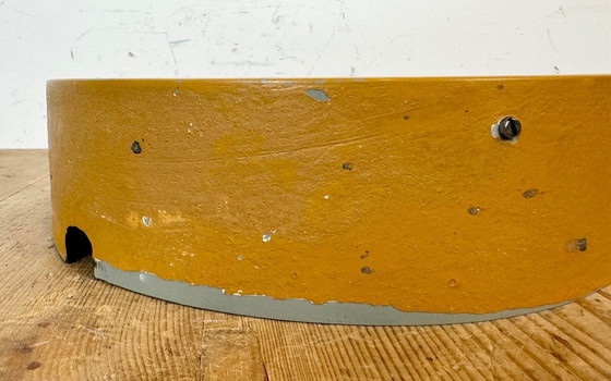 Image 1 of Beige industriële fabriekswandklok van Pragotron, jaren 60