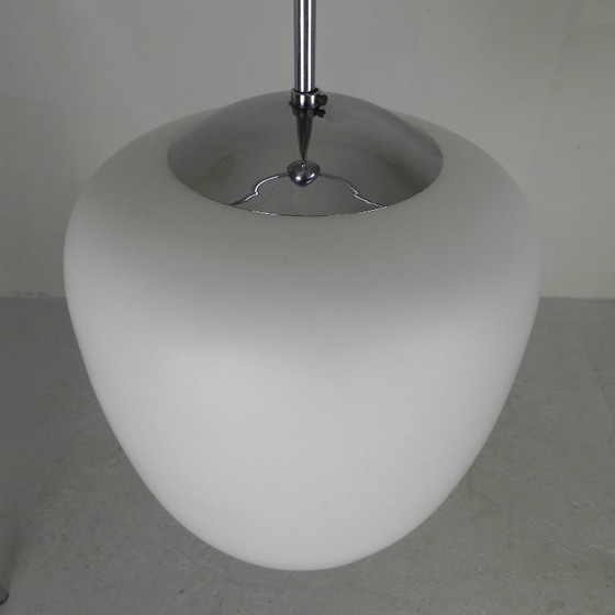Image 1 of Vintage schoollamp met witte matglazen kap en verchroomd armatuur, jaren 50