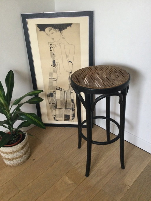 Taburete alto antiguo estilo Thonet con asiento de caña