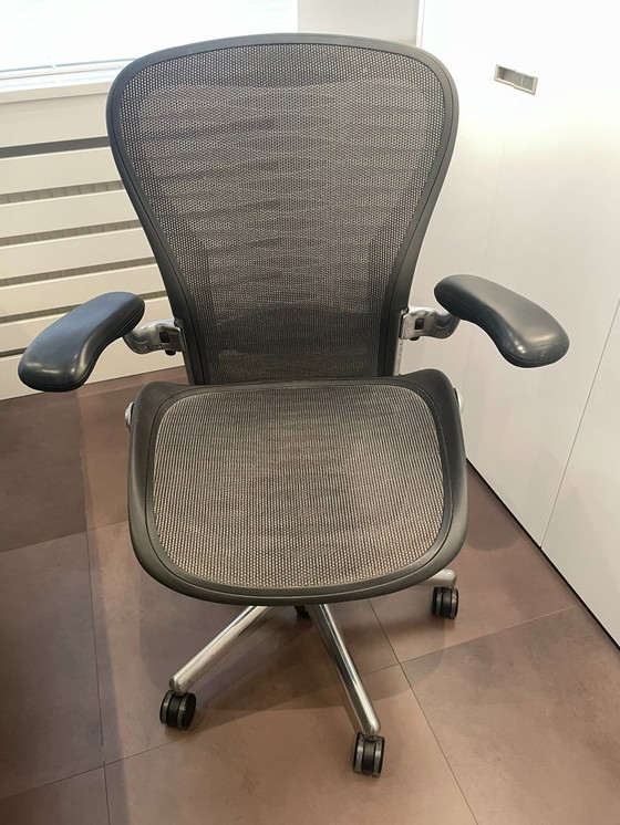 Image 1 of Esmoquin pulido Herman Miller Aeron con opciones completas