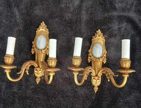 Image 1 of appliques en bronze doré avec médaillon en porcelaine de Wedgwood signé MH
