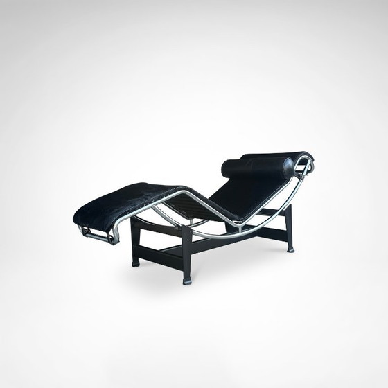 Image 1 of Chaise longue double LC4 en peau de poney, conçue par Le Corbusier pour Cassina dans les années 1990.