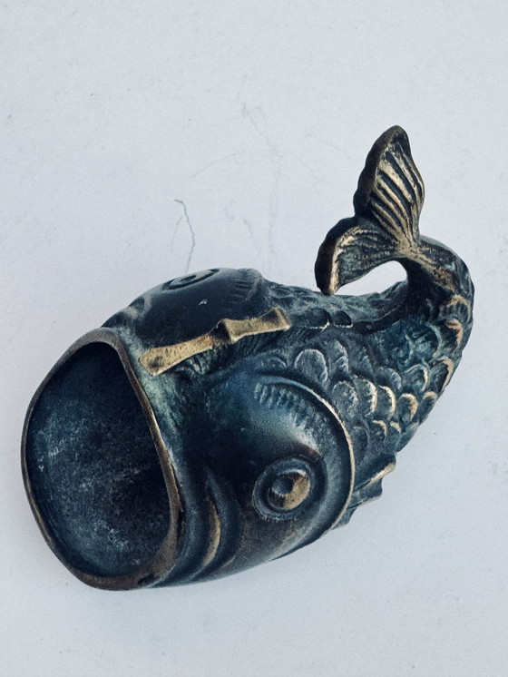 Image 1 of Posacenere vintage a forma di pesce Walter Bosse – Raccoglitore in ottone patinato – Decorazione in verderame di metà secolo