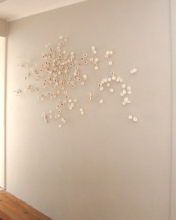 Image 1 of Dimensionaal modern organisch decoratief wandkunstwerk met textuur in wit, brons, espresso en goud - "Groei"