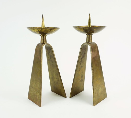 Une paire de bougeoirs en laiton de style moderne du milieu du siècle, datant des années 1950/60.