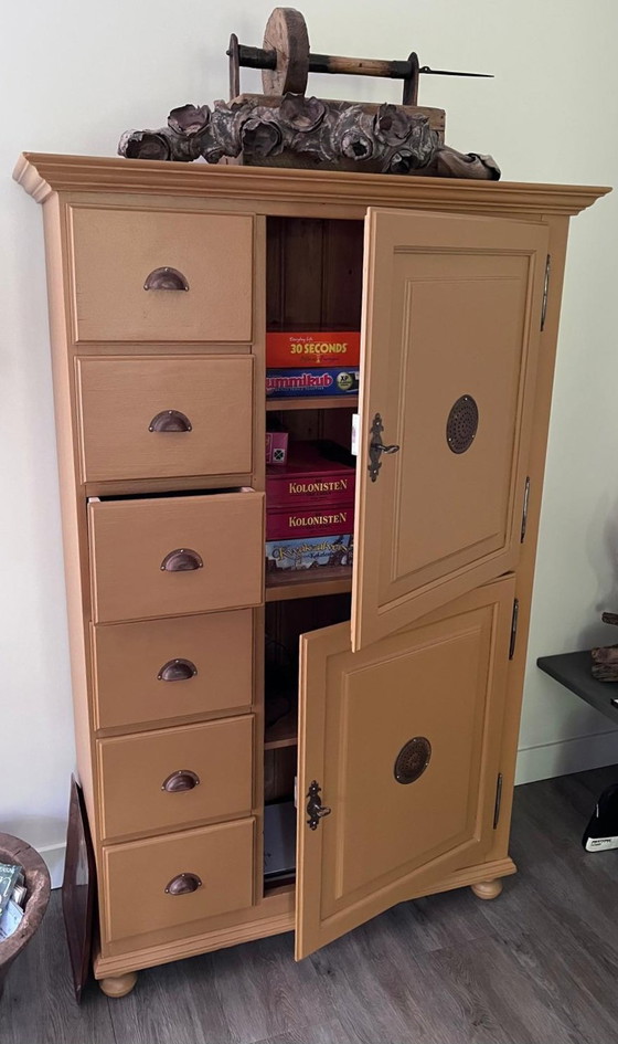 Image 1 of Armario (madera maciza) color amarillo ocre mate con puertas y cajones.