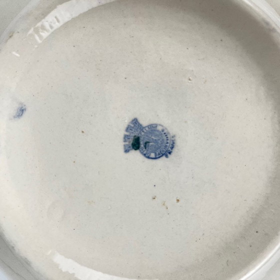 Image 1 of Saladekom van halfporselein uit Badonviller, met blauw bloemenpatroon, begin 20e eeuw.