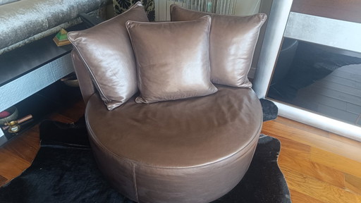 Butaca lounge marca Rugiano... , diseño italiano en piel de alta calidad, con estructura sólida y cojines integrados a juego.  