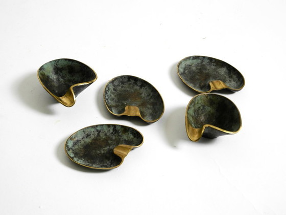 Image 1 of Bellissimi e molto rari, cinque posacenere da tavolo in ottone pesante della metà del secolo, realizzati da Carl Auböck, Austria