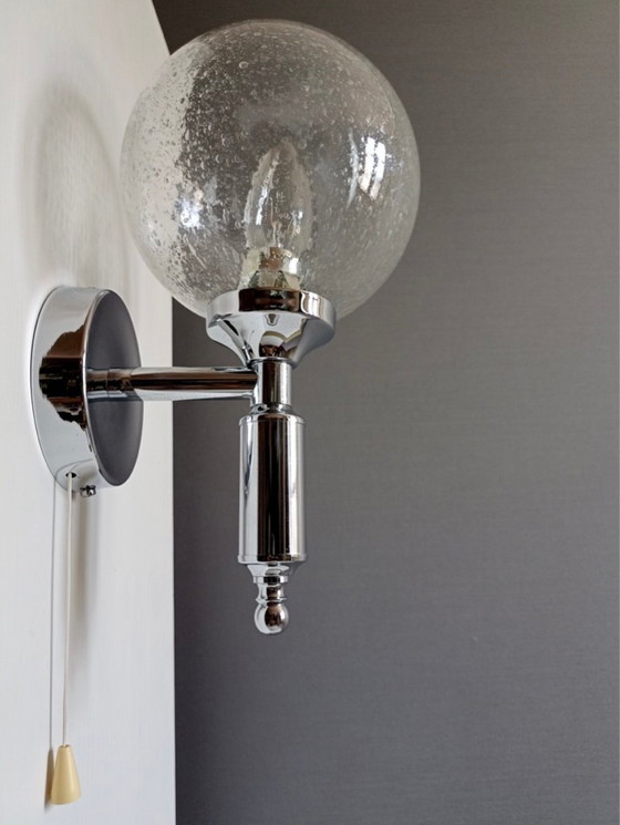 Image 1 of Set di due lampade da parete degli anni Settanta in cromo e paralumi in vetro di Murano "Pulegoso".