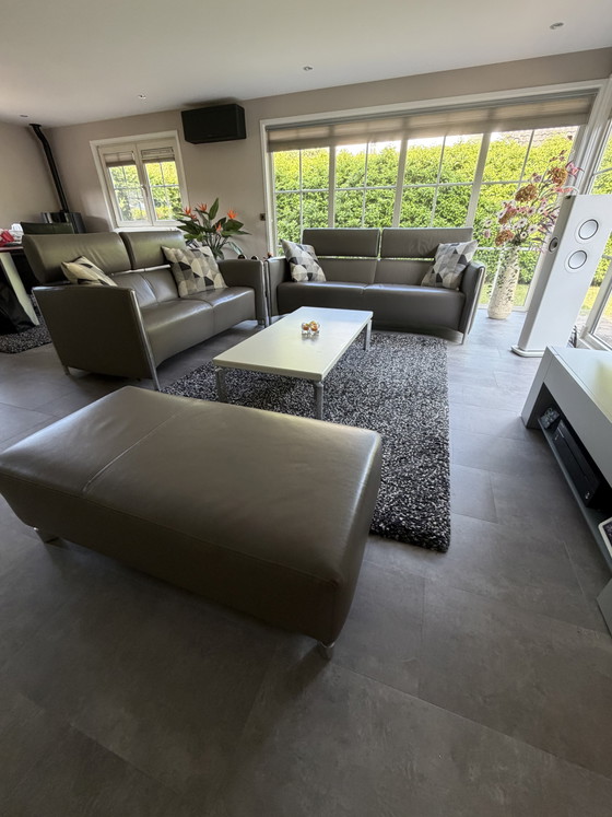 Image 1 of Twee mooie Leolux leren banken 3 +2,5 zits, poef + salontafel