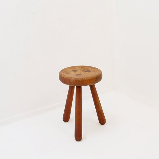 Sgabello brutalista a treppiede in legno massello, circa 1960
