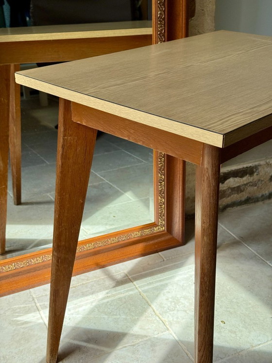 Image 1 of Tavolo in laminato - Gambe in legno a forma di bussola