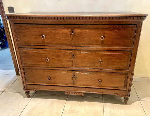 Antique wooden chest of drawers / dresser