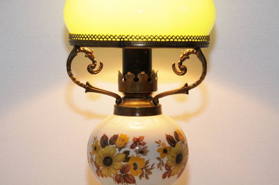 Image 1 of Paralume in vetro di petrolio, vetro opalino, porcellana verde, anni '70, J Vintage