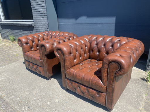 Due bellissime poltrone Chesterfield inglesi, sigari, cognac