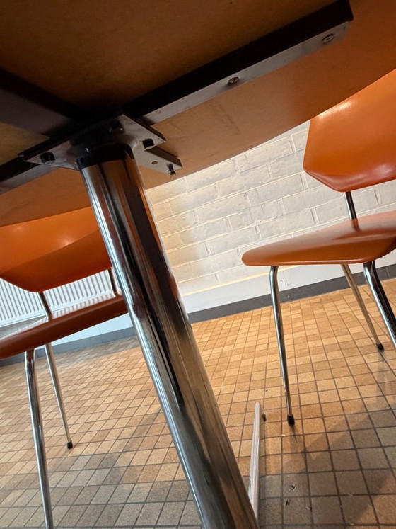 Image 1 of Ensemble de salle à manger vintage milieu du siècle – Table ronde et 4 chaises orange