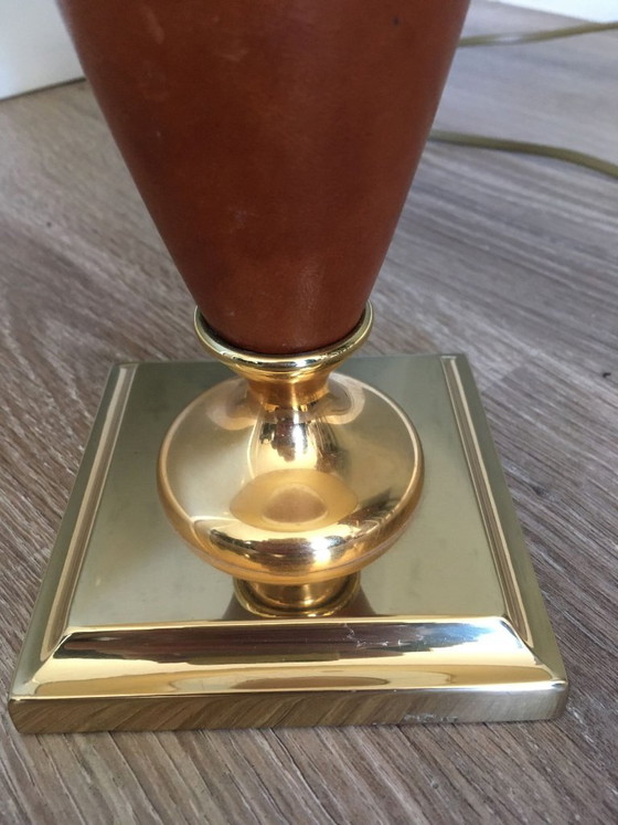 Lampe de table Le Dauphin Pied Shelby, marron, Cuir, Métal, Vintage (photo 3 sur 5)