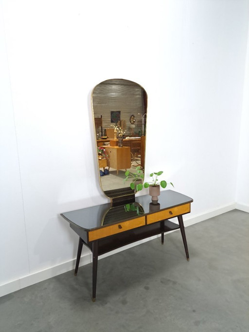 Mesa auxiliar con cajones y gran espejo con borde dorado, tocador