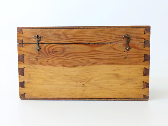 Image 1 of Scatola di stoccaggio antica in legno di pino con cerniere in ottone | Stoccaggio decorativo d'epoca