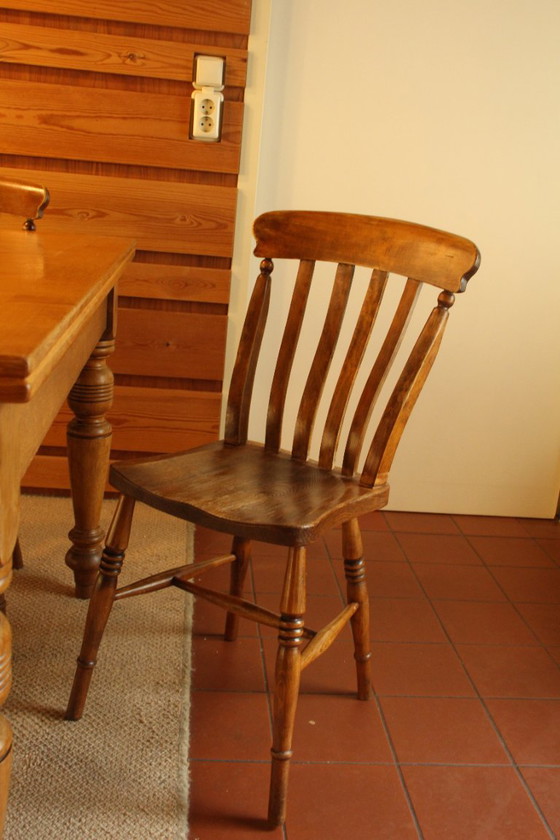 Set da pranzo in legno con tavolo a gambe tornite e 7 sedie abbinate, Marrone, Rustic (foto 6 di 7)