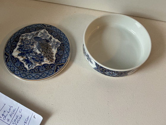 Image 1 of Ronde Japanse porseleinen doos, blauw en wit, met pauwenmotief - Gemaakt in Japan
